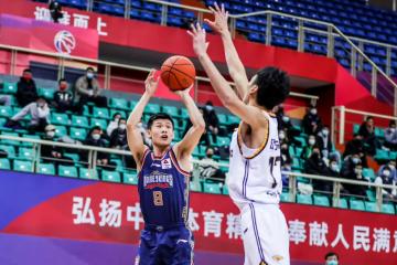 乐鱼体育-日本篮球联赛经典对决开始，东西区球队火爆较量